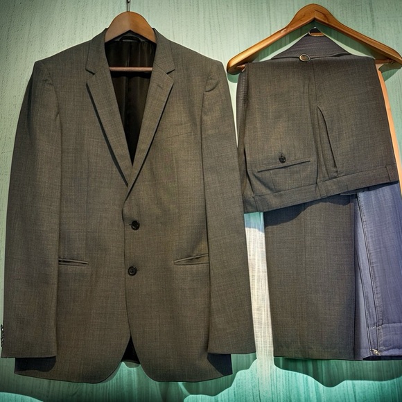 Hugo Boss - wool blend two-piece suit - unused film spare - excellent condition